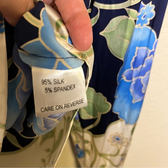 St. John Silk Floral Long Sleeve Button Down Blouse Women's Size 10 - Picture 7 of 11